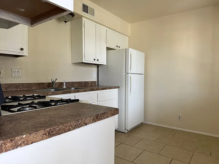 Spacious 2 Bedroom Apartment Near La Mesa Elementary — Photo 4