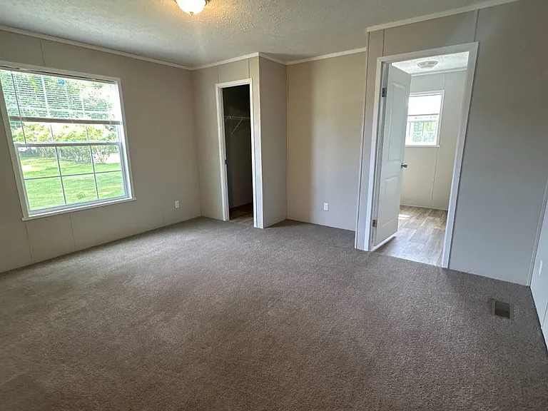 921 Peacock Ln — Photo 4