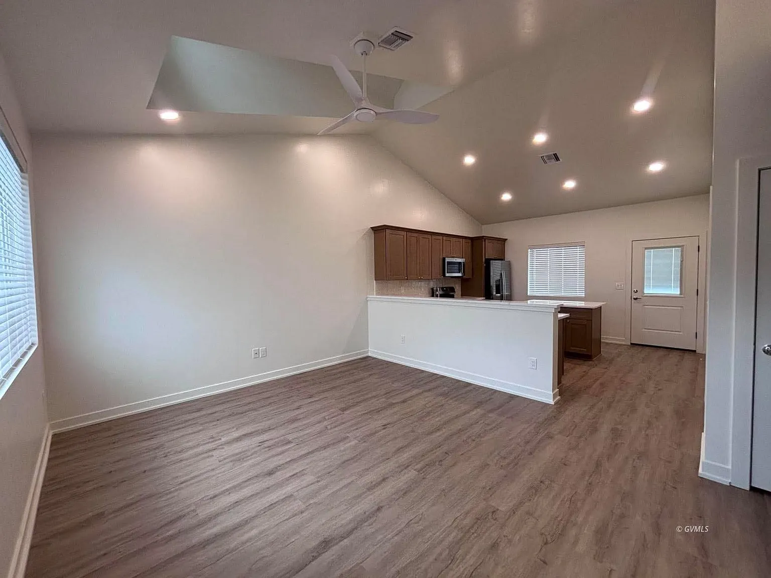 2 bed, 912 sqft, $1,750 — Photo 3