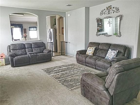 3rd image of 203 Foxglove Dr