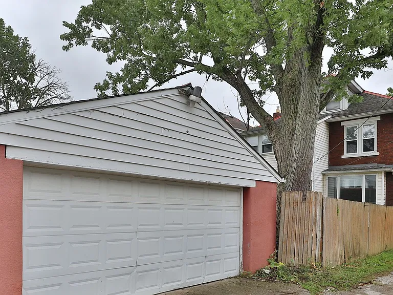 2403 Summit St — Photo 33