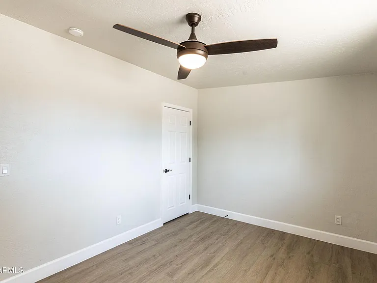 2571 E Captain Dreyfus Ave — Photo 15