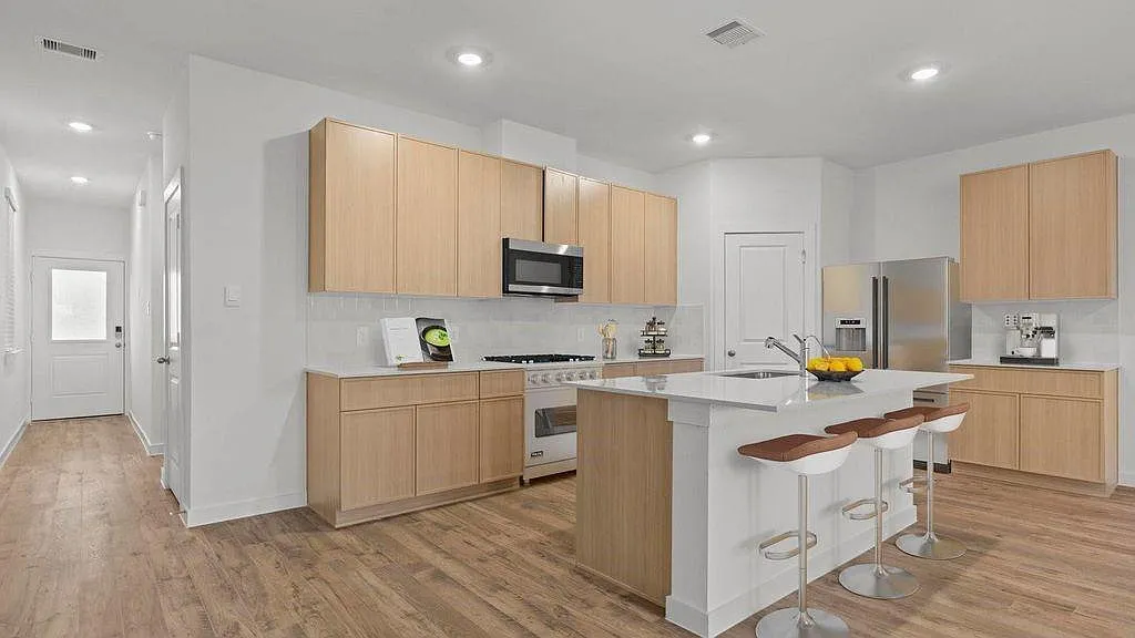 4 bed, 2.5 bath, 2054 sqft, $2,395 — Photo 3