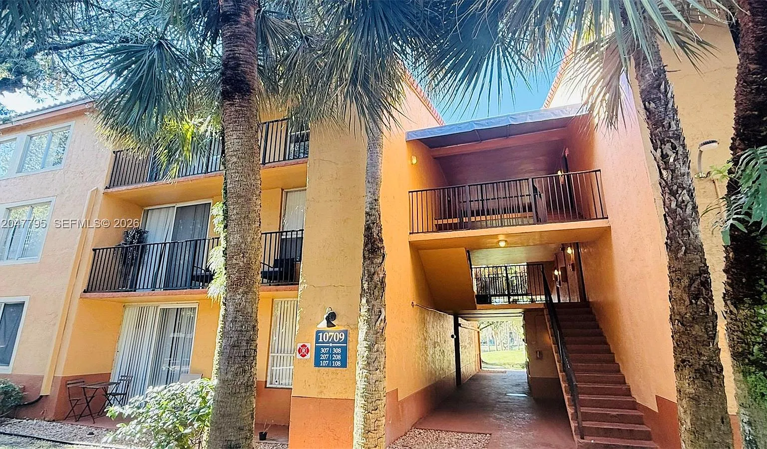 Lakes Of Jacaranda Condo — Photo 4