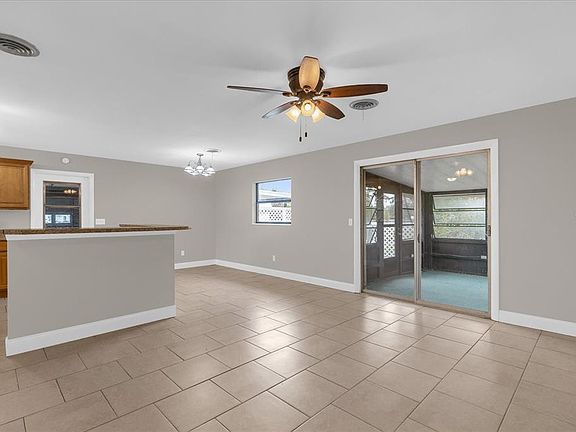 4th image of 1002 Spirit Lake Rd