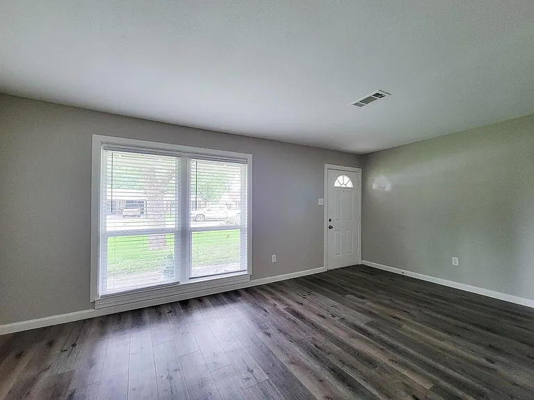 5606 Willow Glen Dr — Photo 4