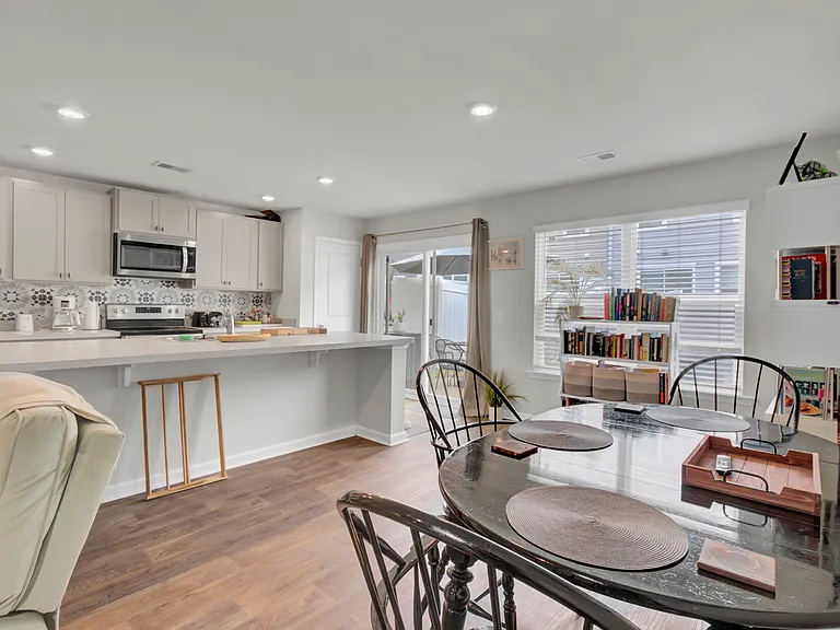 102 Rosefield Ct — Photo 4