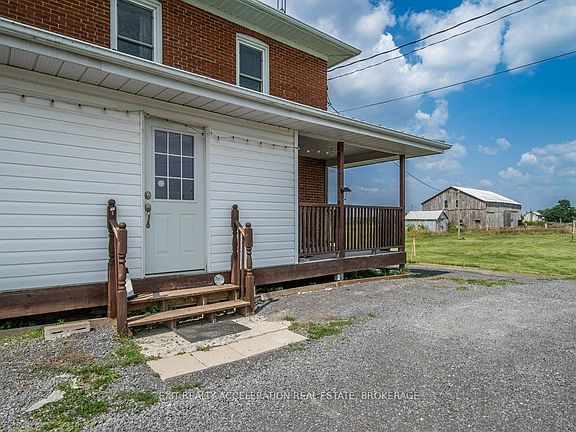 3rd image of 595 Craigen Rd
