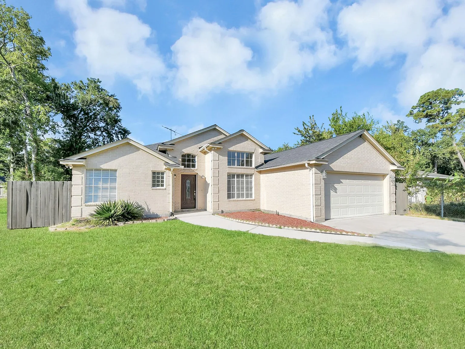 3 bed, 2.0 bath, 1774 sqft, $2,200 — Photo 2