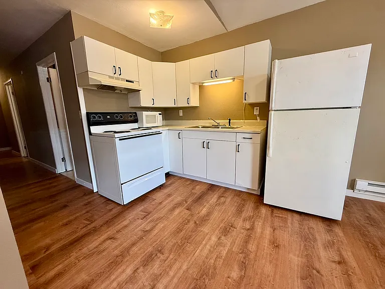 Full kitchen