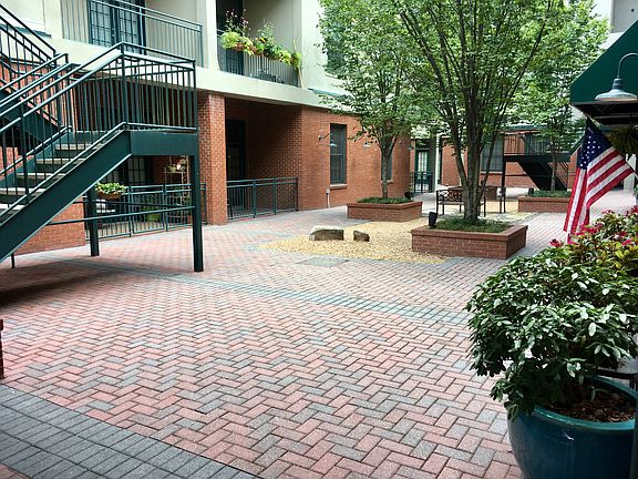 Courtyard 1804 in midddle