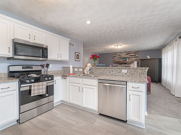 4th image of 215 Trent Ln