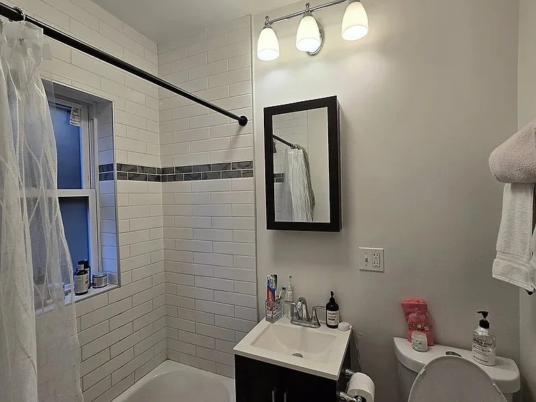 2133 W Giddings St #3 — Photo 6