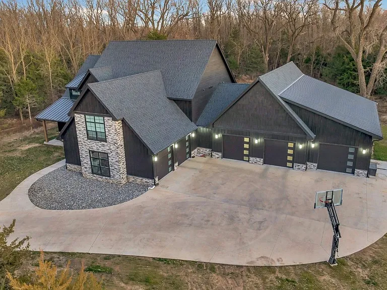 10606 Wildwood Dr — Photo 2