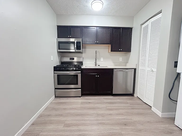 1296 Courtland Ave — Photo 7