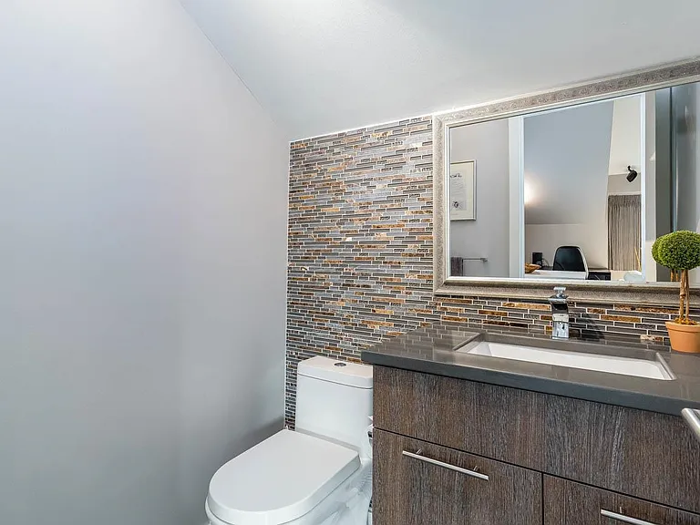 420 Tempe Cres #B — Photo 11