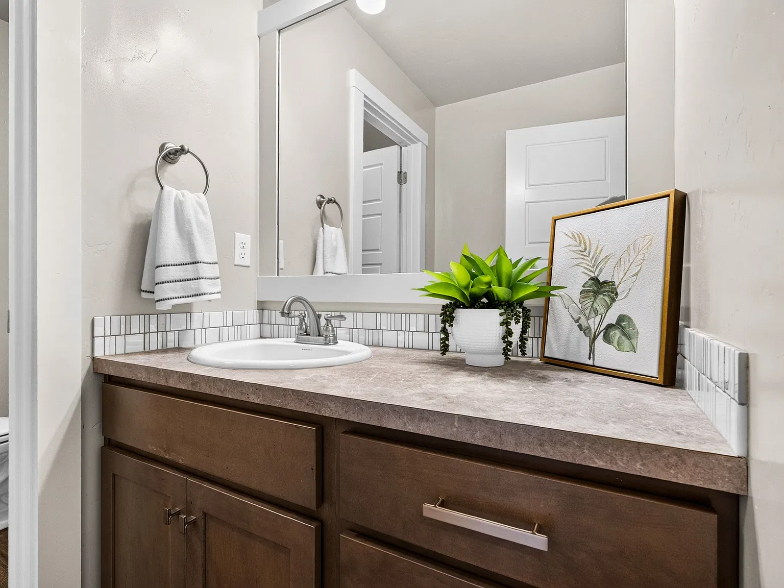 5 bed, 2.5 bath, 2400 sqft, $3,100 — Photo 4