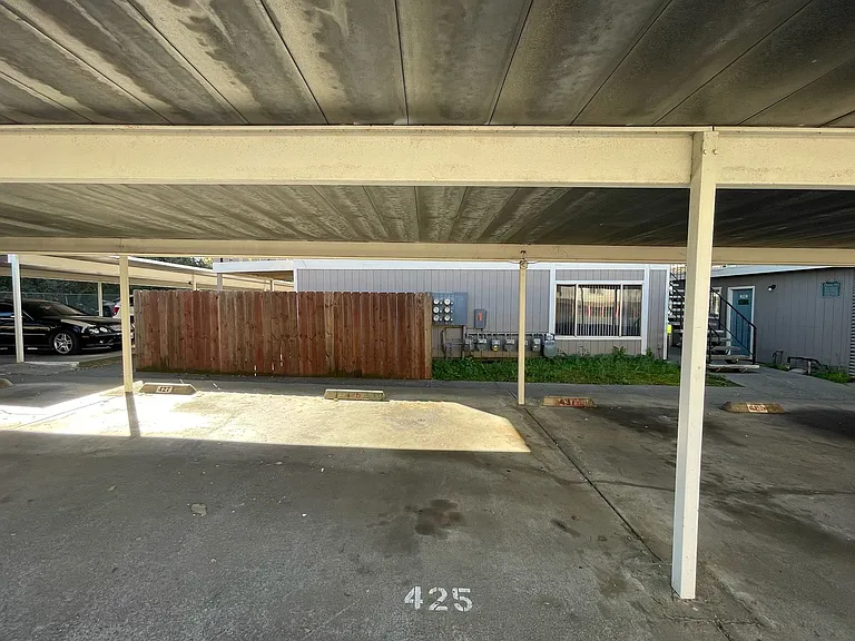 Sharis Apartments — Photo 51