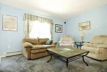 Living room w/wall to wall