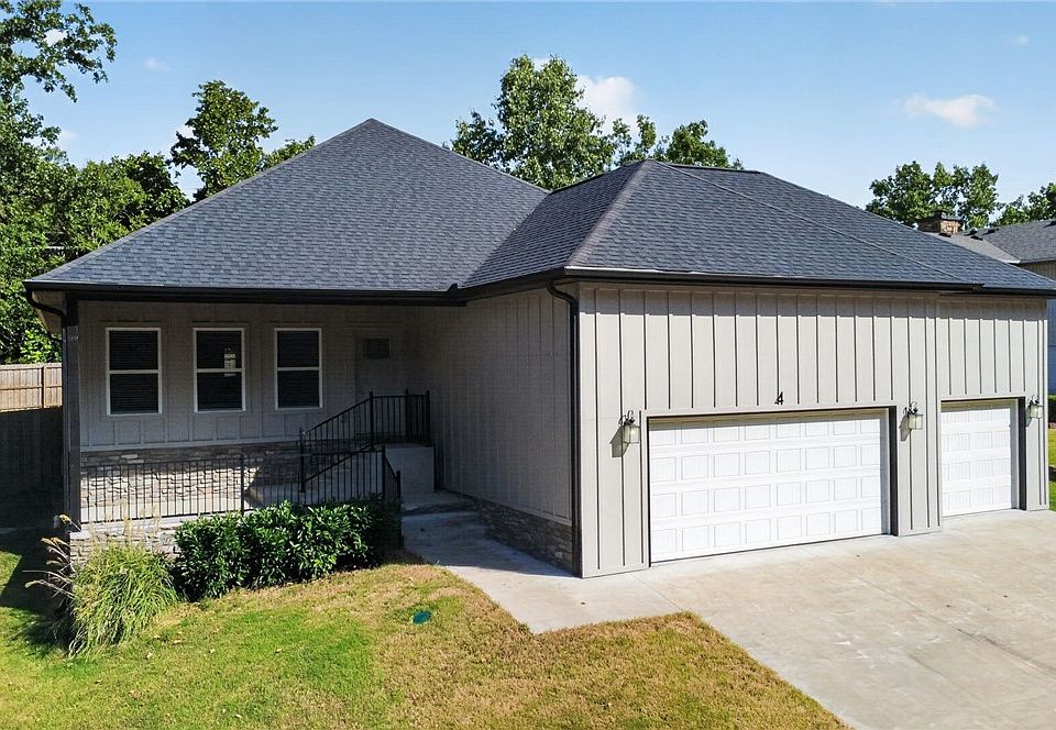 1st image of 4 Clovelly Ln