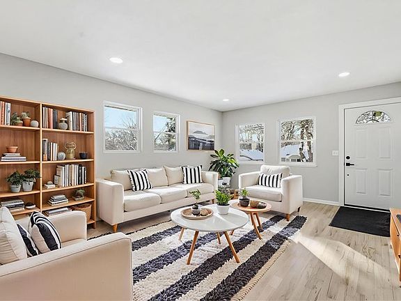 4th image of 208 E 80th Ter