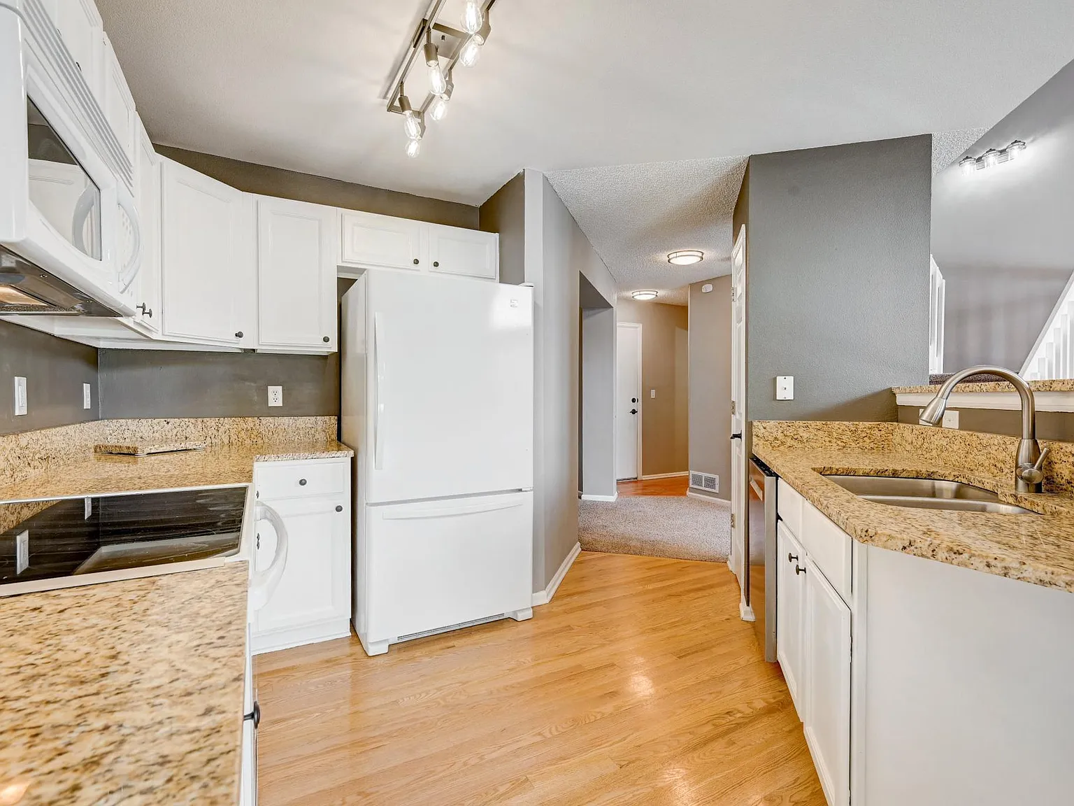 5 bed, 3.5 bath, 2239 sqft, $3,400 — Photo 4