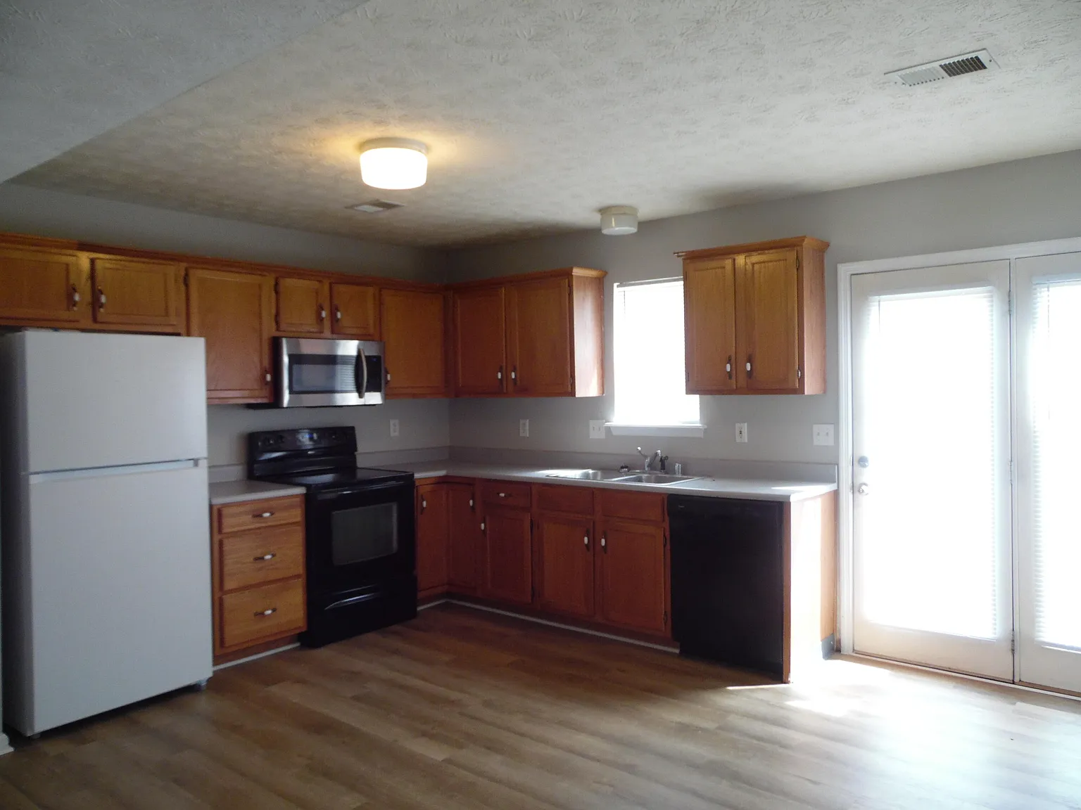 2 bed, 1.5 bath, 1200 sqft, $1,050 — Photo 3