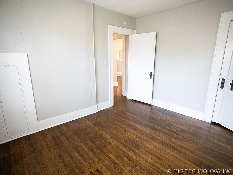 1147 S Florence Ave — Photo 42