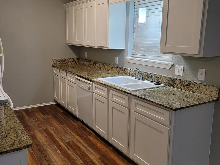 364 S University Ave — Photo 3