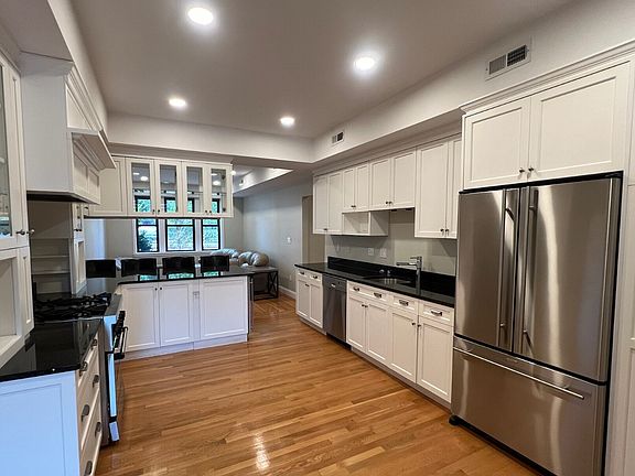 2nd image of 2021A Commonwealth Ave #1