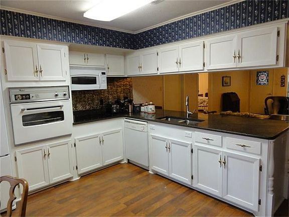 Large kitchen w/breakfast area & open to family room w/breakfast bar.