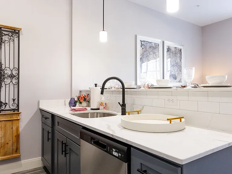 The Residence at 1555 Elm — Photo 26