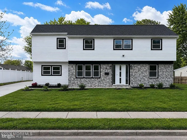 16 Buckingham Rd — Photo 2