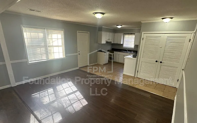 3 bed, 2.0 bath, 1300 sqft, $1,295 — Photo 4
