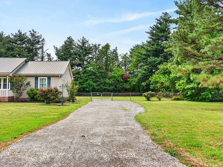 3918 Ashley Dr — Photo 6