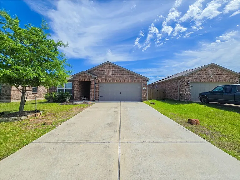 332 Lone Mountain Dr — Photo 2