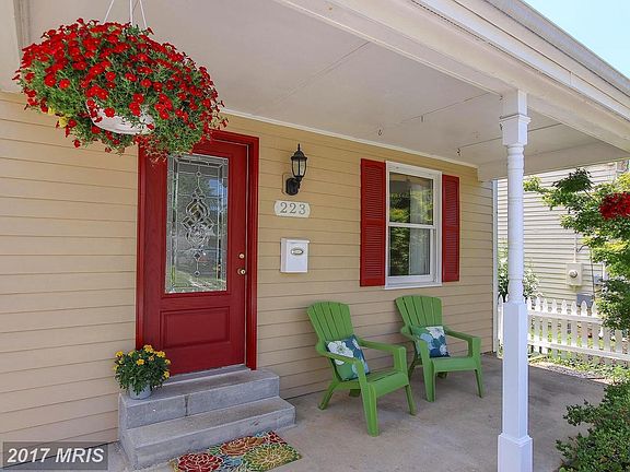 Walking distance to restaurants & shops!