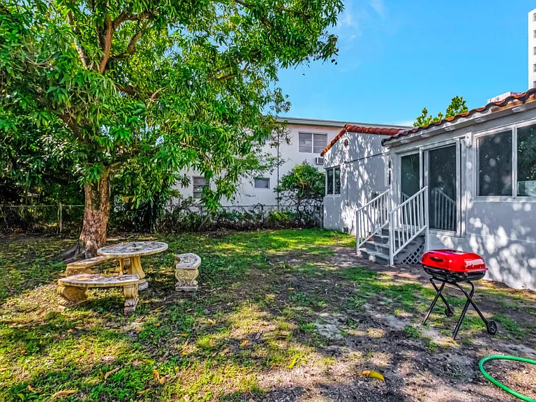 7825 Byron Ave — Photo 3