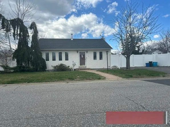 30 Jenkins Ave, North Babylon, NY 11703
