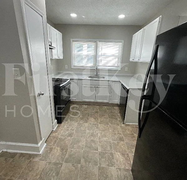 1731 N Olympian Way SW — Photo 4