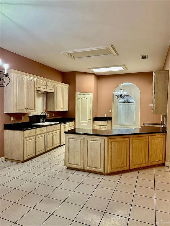 5 bed, 3.0 bath, 2820 sqft, $2,400 — Photo 3
