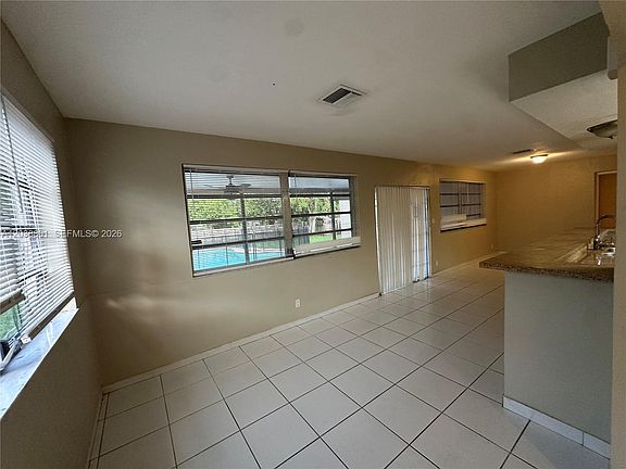 4th image of 2121 N 52nd Ave