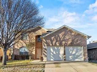 1060 Wood Brook Dr, Grand Prairie, TX 75052