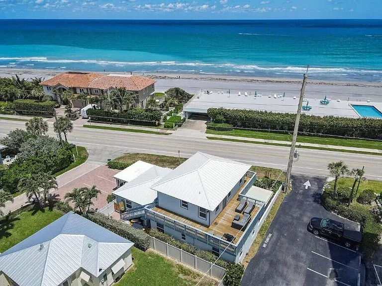 941 Ocean Dr — Photo 2