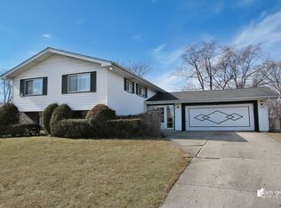 1540 Dennison Rd, Hoffman Estates, IL 60169