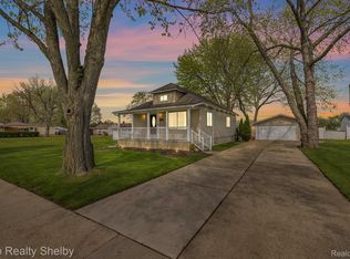 30218 Park St, Roseville, MI 48066