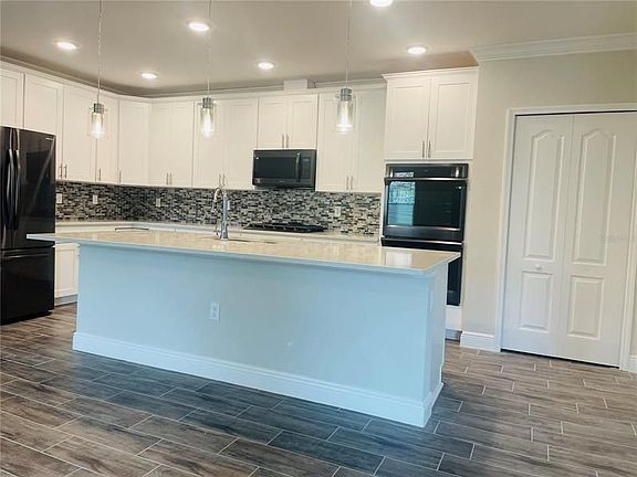 4th image of 1175 Oak Bluff Dr