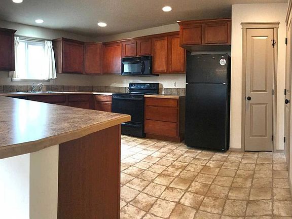 Spacious kitchen - tons of storage!