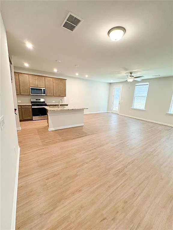 3 bed, 3.0 bath, 2046 sqft, $2,650 — Photo 4