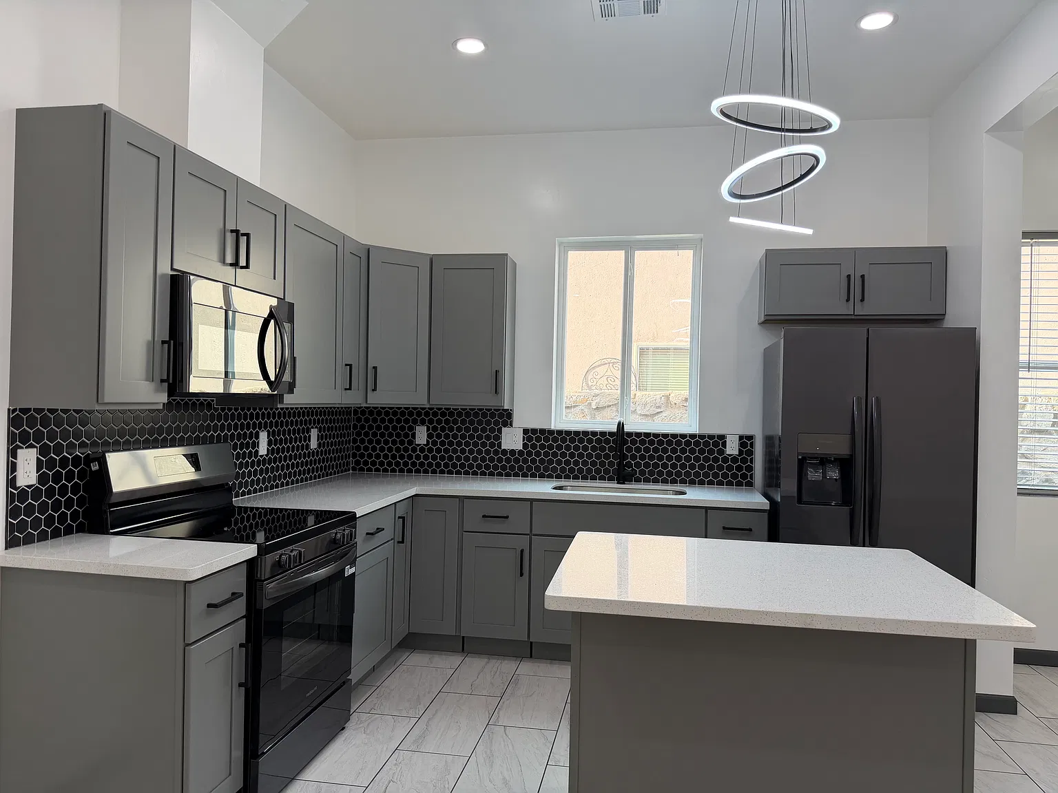 3 bed, 1216 sqft, $1,900 — Photo 4